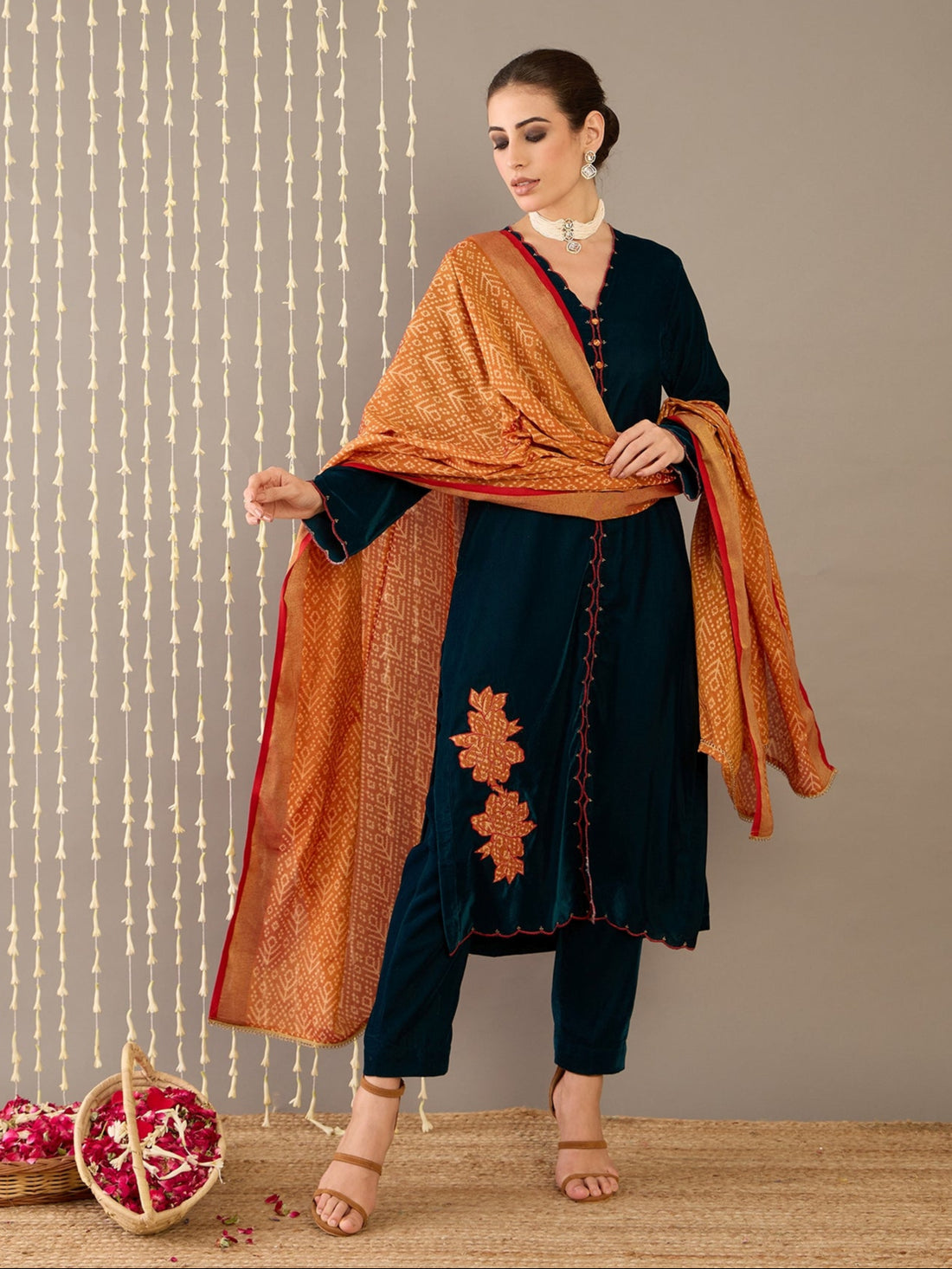 Noor-e-Sham Velvet Kurta Set With Dupatta