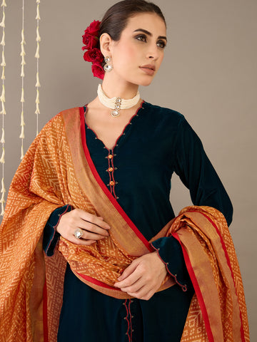 Noor-e-Sham Velvet Kurta Set With Dupatta