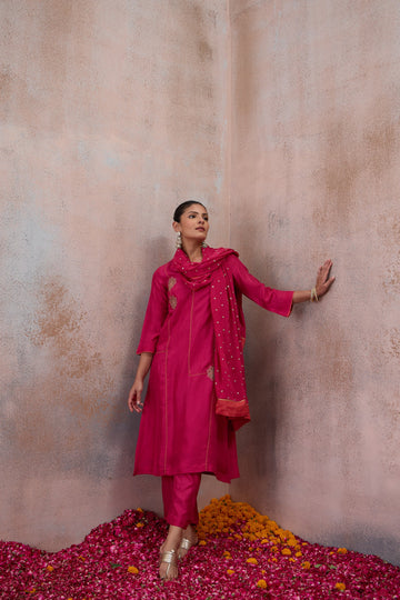 The Fuchsia Embellished Dupatta Kurta Set